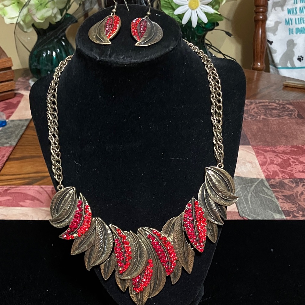 Gold tone leaf statement, necklace, accompanied by matching earrings